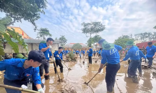Thanh niên Thủ đô cùng các lực lượng làm sạch đẹp cảnh quan, môi trường sau bão