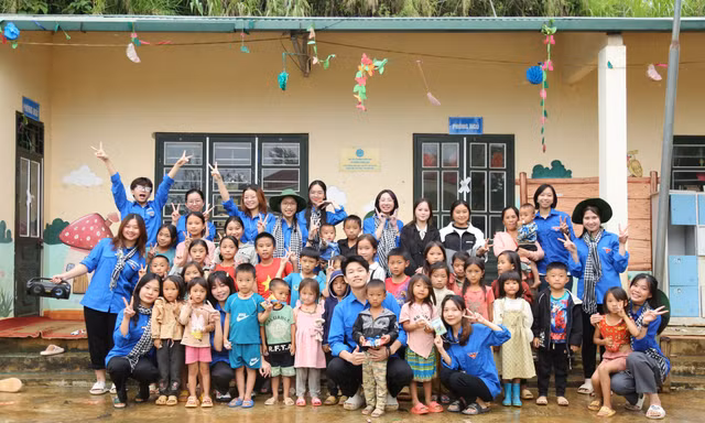 Tình nguyện Mùa Hè Xanh: Sinh viên USSH mang niềm vui tới Điện Biên Đông