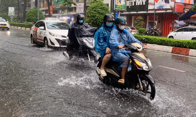 Miền Bắc đang trong đợt mưa dông nhưng Hà Nội vẫn oi bức, khi nào có mưa to?