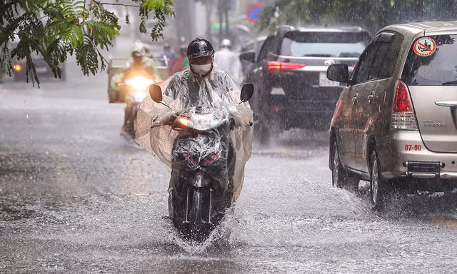 Tuần tới miền Bắc lại có đợt mưa dông dài ngày, thời điểm nào hết nắng nóng?
