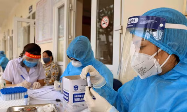 Bản tin COVID-19 trưa 27/7: Phường đầu tiên ở Hà Nội phát thẻ đi chợ vào ngày chẵn, lẻ