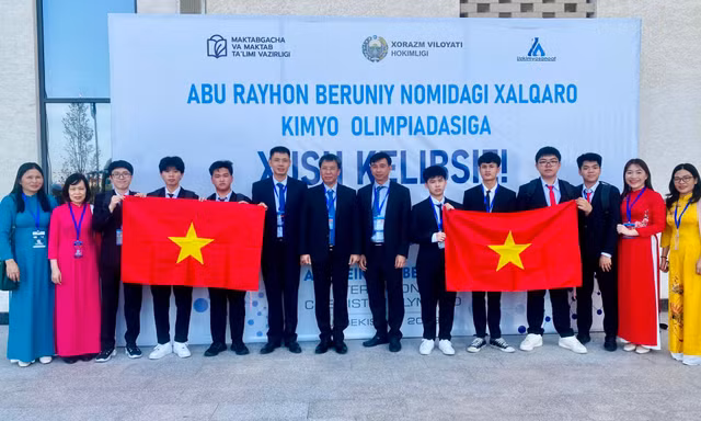 8/8 học sinh của đội tuyển Việt Nam đoạt giải Vàng, Bạc Olympic Hóa học quốc tế