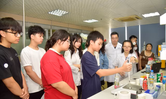 Ngày hội tuyển sinh khối các ngành Khoa học và Công nghệ: Lớp học trải nghiệm cực hay