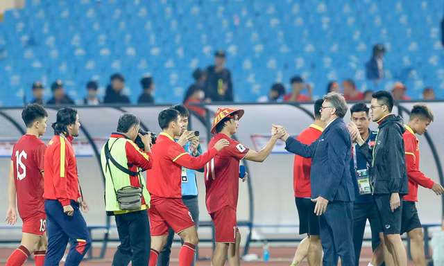 Báo quốc tế chỉ ra lý do ĐT Việt Nam thua ĐT Iraq, do HLV Troussier dùng các cầu thủ trẻ?