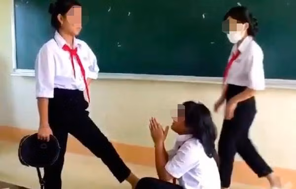 Nữ sinh lớp 6 bị đánh hội đồng tại lớp, bất ngờ người quay clip