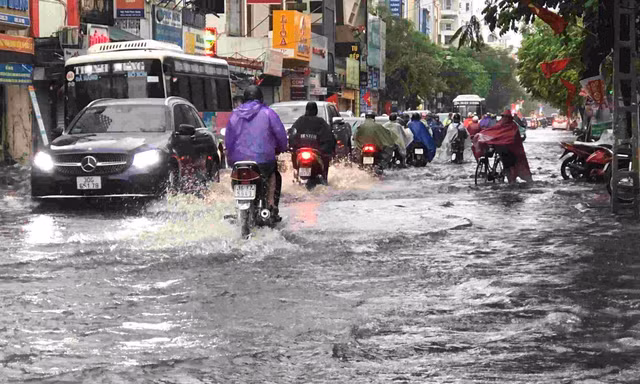 Không khí lạnh gây mưa lớn diện rộng tại miền Bắc, khu vực nào cần đề phòng ngập lụt?