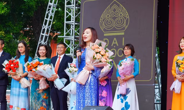 Đỉnh như thầy cô HANU: Màn chào đón tân sinh viên với 13 thứ tiếng khác nhau