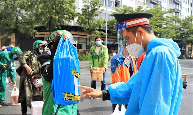 Bản tin tối 25/7: Đà Nẵng đóng cửa cảng cá, Hà Nội cho phép shipper nào hoạt động?