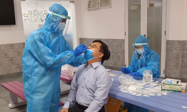 TP.HCM đẩy nhanh tiêm vaccine cho 62.000 shipper, Đồng Tháp giãn cách xã hội thêm 14 ngày
