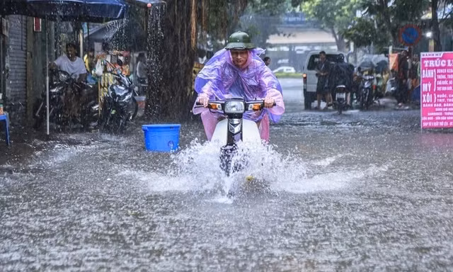 Miền Bắc mưa lớn cả ngày hôm nay nhưng nắng nóng sẽ quay trở lại vào cuối tuần