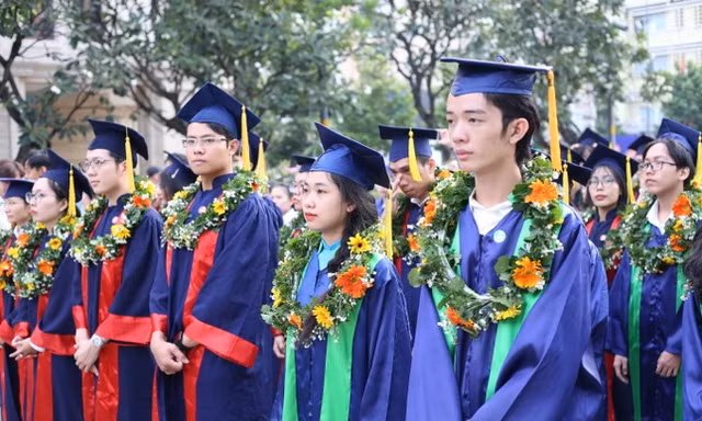 157 học sinh, sinh viên tiêu biểu của TP.HCM dâng hoa, báo công Chủ tịch Hồ Chí Minh