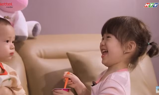 "Lịm tim" nhìn bé Cici trổ tài chăm em trai Mino, cách quan tâm bố Justatee siêu dễ thương