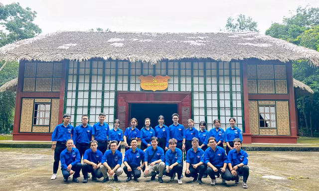 Hành trình về nguồn của tuổi trẻ ĐH Quốc gia Hà Nội tại khu di tích lịch sử