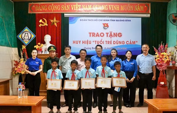 Quảng Bình: Trao Huy hiệu "Tuổi trẻ dũng cảm" cho đội viên Liên đội trường PTDT nội trú