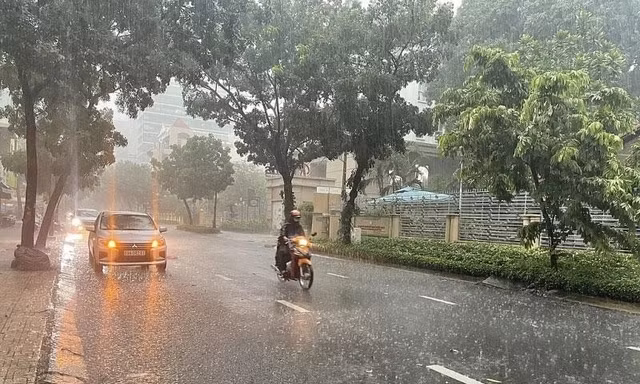 Miền Bắc tiếp tục chuỗi mưa dông dài ngày, khu vực Trung Bộ nắng nóng gay gắt