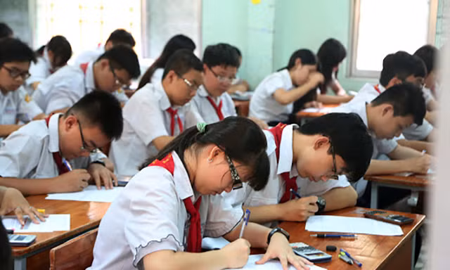 Quy định mới về thu học phí trường tư thục tại TP.HCM và bỏ xếp loại bằng tốt nghiệp THCS