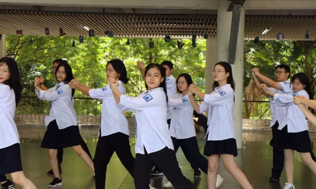 Tân binh THPT chuyên Hà Nội - Amsterdam hòa mình cùng điệu nhảy flashmob sôi động