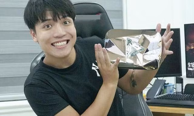 NTN Vlogs vừa đạt cột mốc 10 triệu sub, vì sao anh chàng đã có ảnh chụp với nút Kim cương?