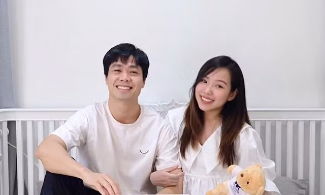 Cầu thủ Công Phượng vui mừng thông báo đã lên chức bố, đăng ảnh chụp cùng vợ lên Facebook