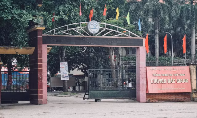 Nhiều giáo viên, cựu học sinh tiếc nuối khi trường THPT chuyên Bắc Giang đổi tên