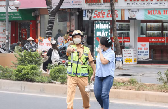 Người đi bộ khi sang đường cần nắm rõ những quy định này để tránh bị xử phạt