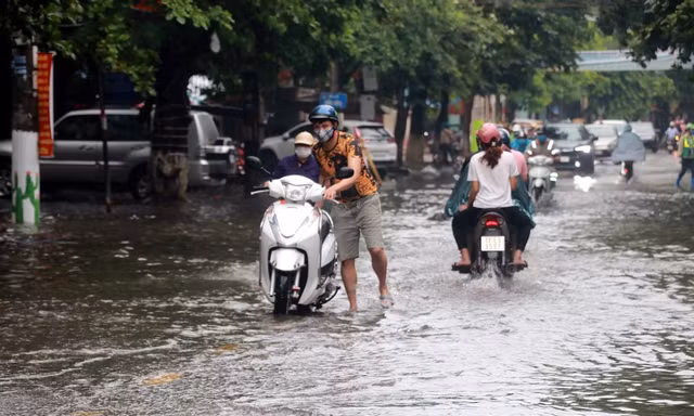 Dự báo thời tiết cuối tuần: Hà Nội đêm và sáng trời lạnh, miền Trung sẽ có mưa rất to