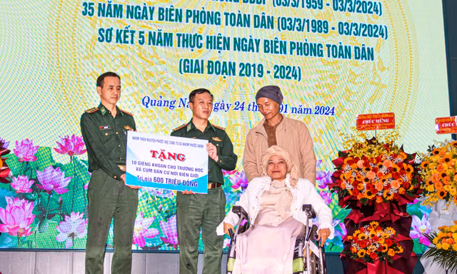 Ngồi xe lăn ủng hộ 600 triệu giúp đồng bào biên giới 
