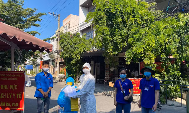 Trao quà ngày Quốc tế thiếu nhi 1/6 cho các em nhỏ nơi phong tỏa - Ảnh: Trung Trương