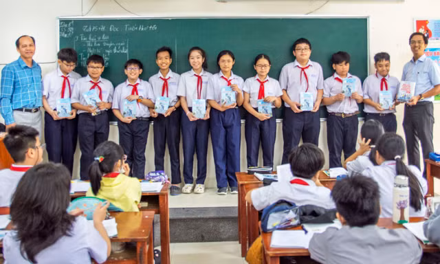 Tặng sách về Hoàng Sa cho học sinh Đà Nẵng