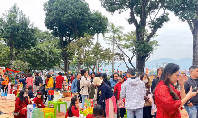 Phiên chợ Tết bên bờ sông Hàn