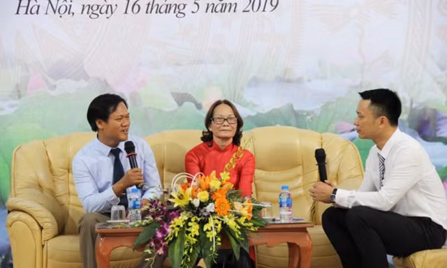 Thầy giáo Trần Văn Toản (bên trái) đạt giải nhất cuộc thi viết “Những tấm gương tâm huyết, sáng tạo học và làm theo lời Bác” lần thứ II, năm học 2018-2019 do Báo Giáo dục và Thời đại phối hợp với Công đoàn Giáo dục Việt Nam (Bộ GD&ĐT) tổ chức, đang giao lưu với nhân vật trong bài viết của mình - ảnh báo L.Đ