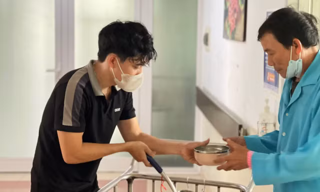 Chàng trai đam mê nấu ăn cho bệnh nhân