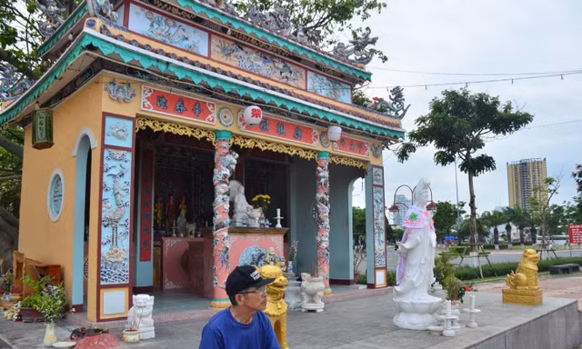 Ông Mười Ba - một chứng nhân kể về lai lịch ngôi miếu không tên linh thiêng bên bờ sông Hàn - ảnh T.Lâm