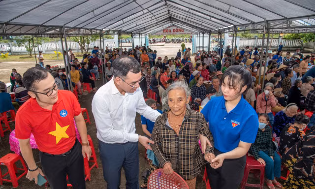 70 y bác sĩ trẻ tình nguyện khám chữa bệnh, tặng quà cho người dân xã Hành Tín Tây
