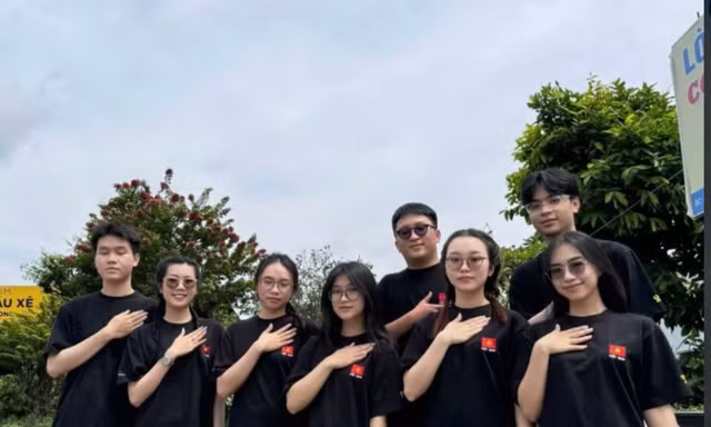 Thêu Việt Nam lên ngực 
