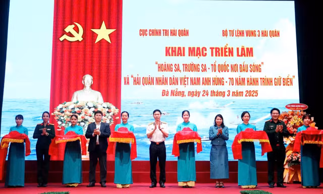 Triển lãm ‘Hải quân nhân dân Việt Nam anh hùng - 70 năm hành trình giữ biển’