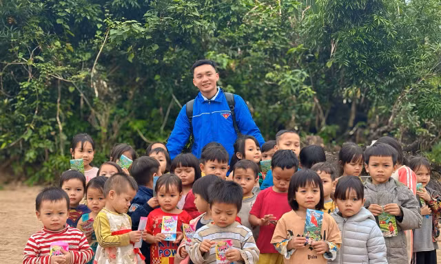 Trẻ vùng cao Quảng Nam nhận lì xì sớm