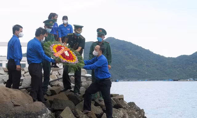 Tuổi trẻ Phú Yên thả vòng hoa tri ân các anh hùng liệt sĩ đã hy sinh tại bến tàu không số Vũng Rô - Ảnh Huyền Oanh 