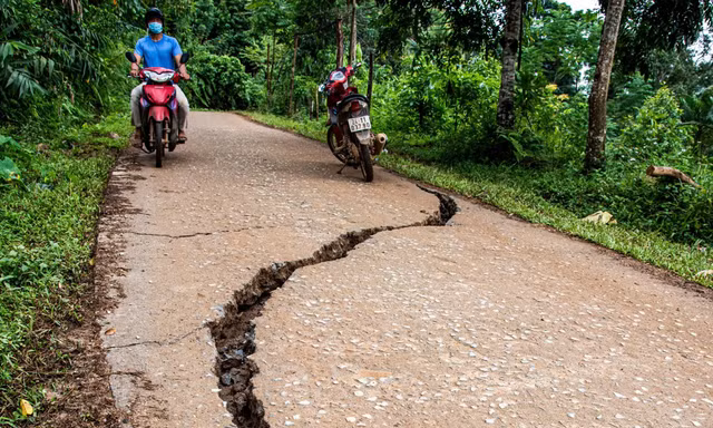 Lo mưa và nứt đường ở Làng Nủ 