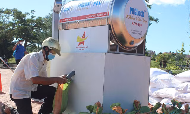 ATM gạo miễn phí của tuổi trẻ Phú Yên giúp người dân mùa dịch