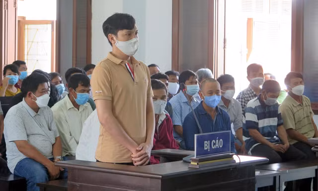 Bị cáo Dương n Định - Hạt trưởng Hạt kiểm lâm huyện Tây Hòa trước tòa - ảnh Huyền Anh 
