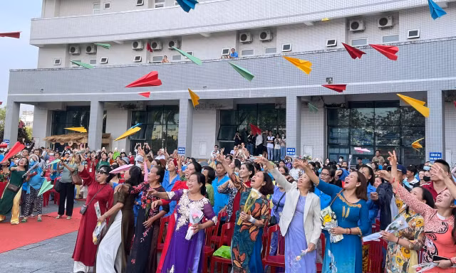 Lễ hội áo dài có một không hai trong bệnh viện Ung bướu 