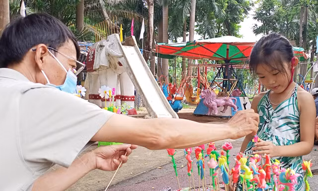 Người Xuân La nặn tò he cho trẻ Đà Nẵng