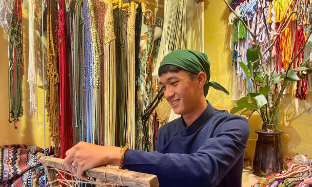 Chàng trai 'thổi hồn' vào những sợi dây