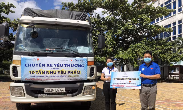 Đại diện Trung tâm công tác xã hội thanh thiếu niên VN trao nhu yếu phẩm thiết yếu cho Tỉnh Đoàn Phú Yên - Ảnh: Huyền Oanh 
