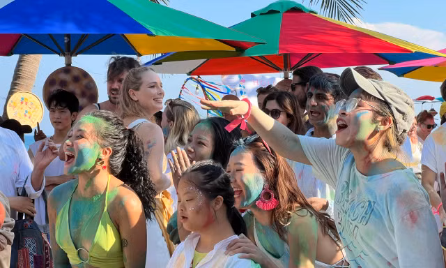 Vui nhộn lễ hội ném bột màu ở Đà Nẵng