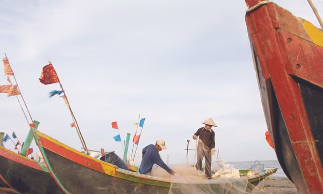 BĐKH, nước biển dâng ngày càng ảnh hưởng sinh kế của người dân. Ảnh: Xuân Trường