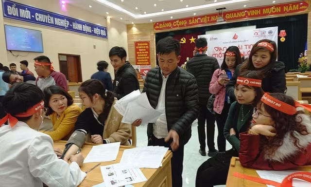 Các cán bộ công nhân viên đăng ký tham gia hiến máu