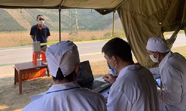 Khai báo y tế tại Sơn La tháng 2/2021. Ảnh Trung Hiếu - Công an tỉnh Sơn La.