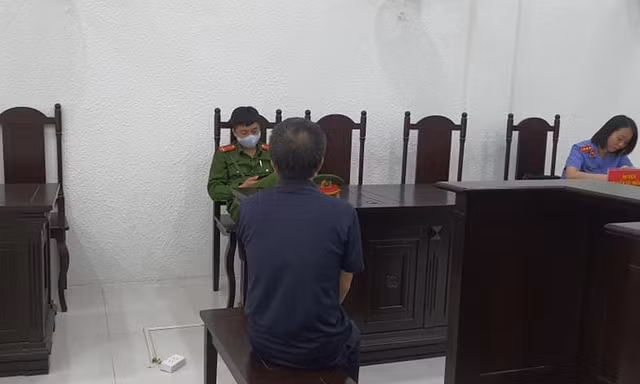 Đổ xăng, phóng hỏa tại cổng ủy ban phường vì không làm được sổ đỏ